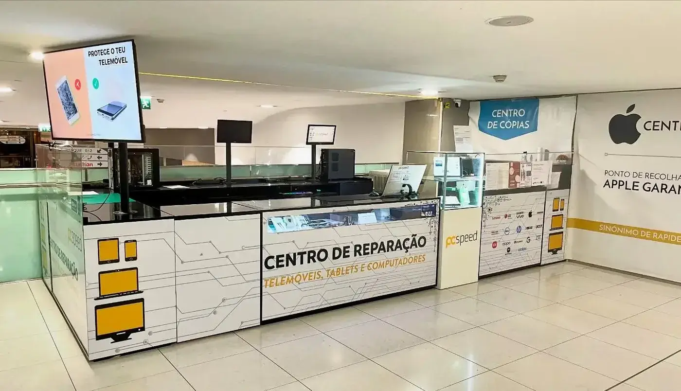 Balcão da PCSPEED no Palácio do Gelo, em Viseu, onde se trocam baterias de telemóvel