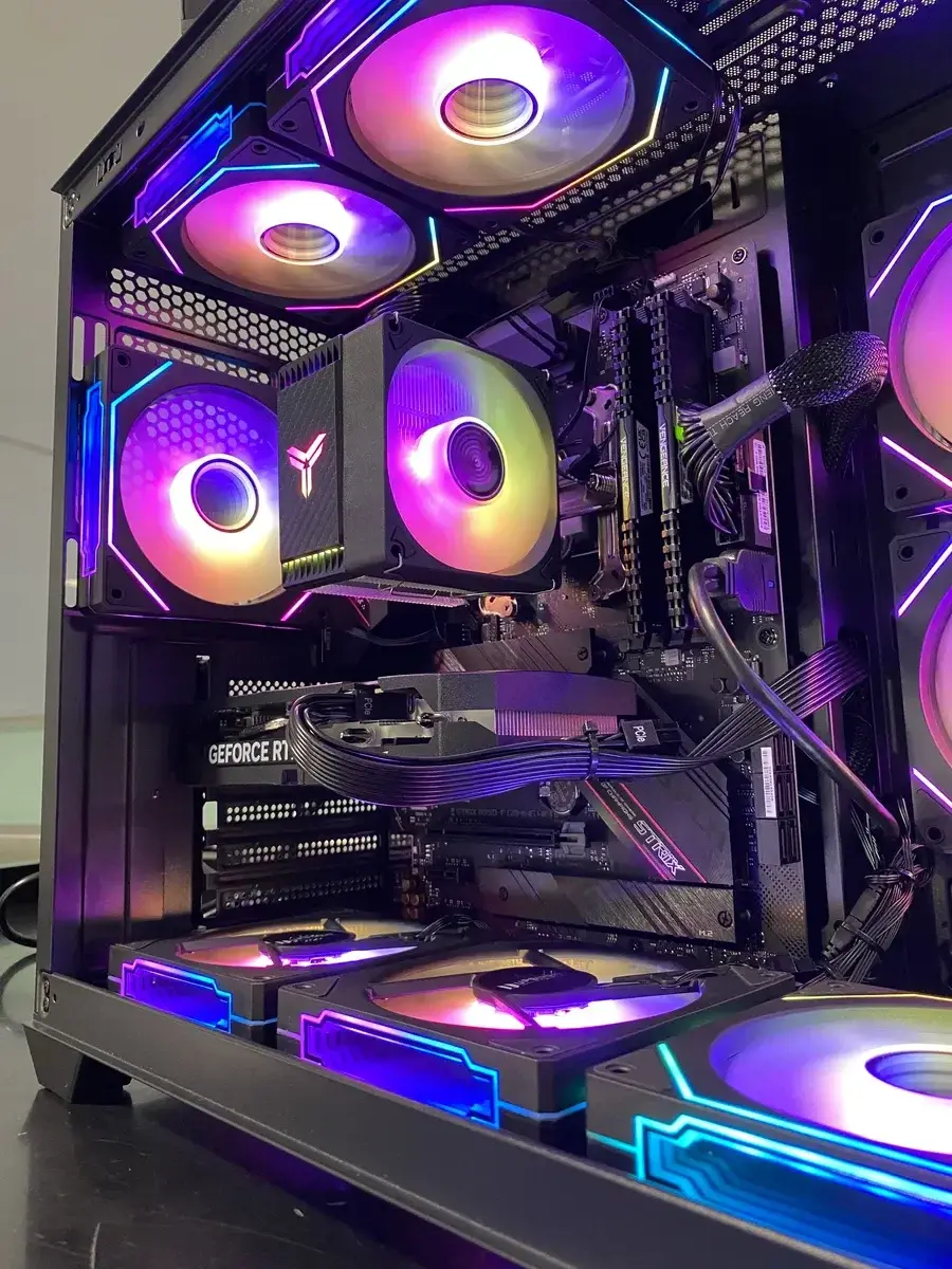 PC gaming montado à medida pela PCSPEED em Viseu, com ventoinhas iluminadas