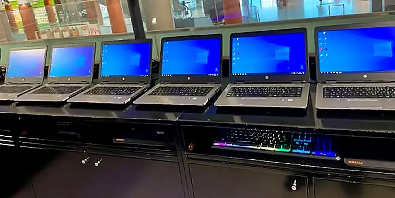 Fila de portáteis recondicionados prontos a funcionar na loja PCSPEED, em Viseu