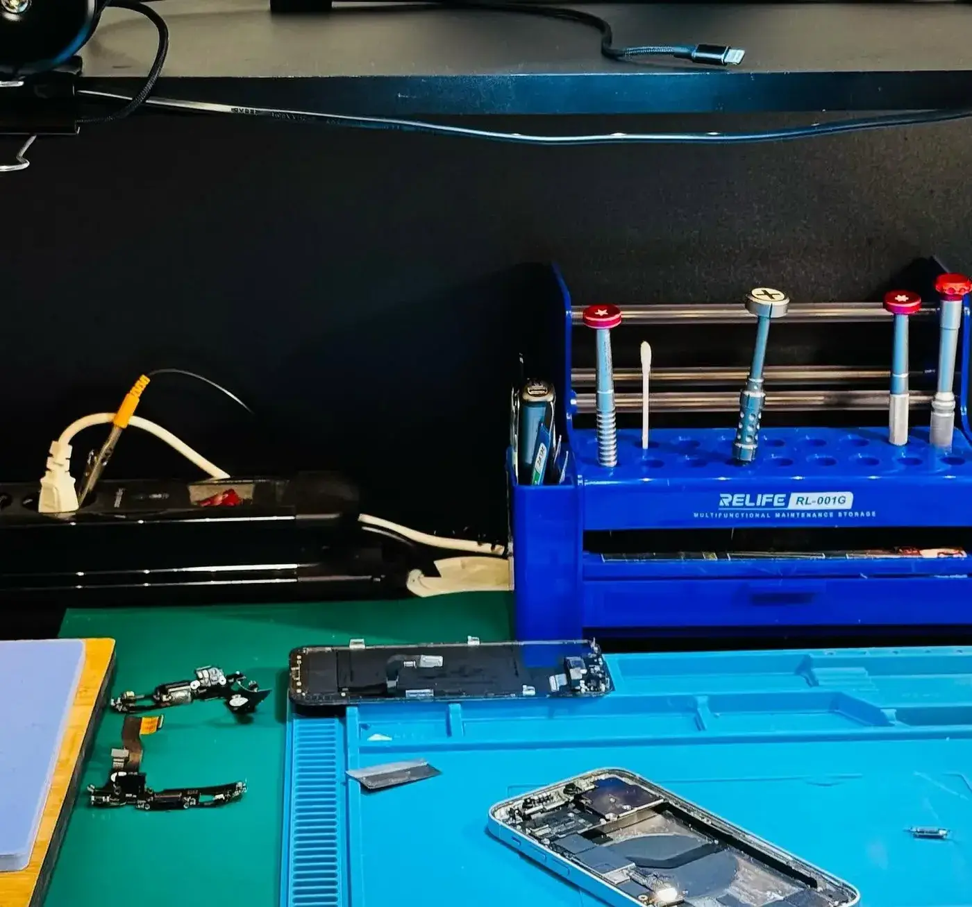 Telemóvel Huawei em reparação na bancada da PCSPEED, em Viseu